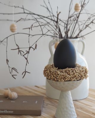 Je libo vajíčko? Krásné, smrkové, ručně soustružené a stříkané na elegantní černou barvu. Pod něj věneček z bílého pepře,...