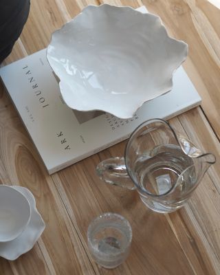 Křišťálově čistý detail pro váš stůl!! Elegantní skleněný džbán s organickým tvarem od švédské značky Olsson&Jensen dodá...