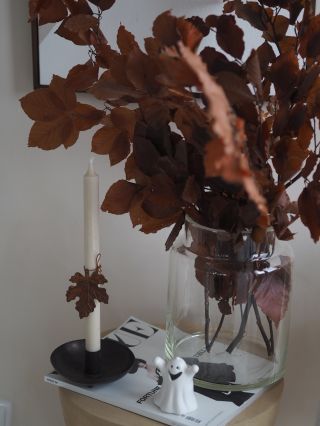 ✨ Podzim v detailu ✨ Někdy stačí jen pár drobných maličkostí – svíčka s lístkem, stabilizované větve v odstínech rezavé a...